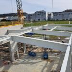 Stahlträger mit F30-Brandschutzbeschichtung beim Neubau einer Lagerhalle