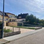 Zaunanlage mit Zierstäben auf Brüstungsmauer entlang des Gehwegs vor Wohnhaus