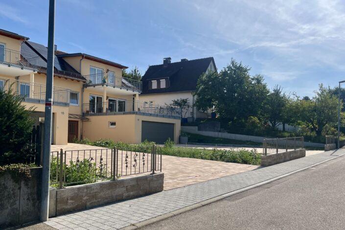 Zaunanlage mit Zierstäben auf Brüstungsmauer entlang des Gehwegs vor Wohnhaus