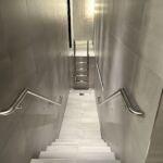 Treppenabgang mit Edelstahlhandläufen und Leiter im Poolbereich der MHP-Arena Stuttgart