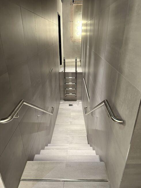 Treppenabgang mit Edelstahlhandläufen und Leiter im Poolbereich der MHP-Arena Stuttgart