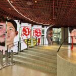 Treppenaufgang mit LED-Handläufen und großformatiger VfB-Stuttgart-Wandgrafik in der MHP-Arena