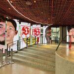 Treppenaufgang mit LED-Handläufen und großformatiger VfB-Stuttgart-Wandgrafik in der MHP-Arena