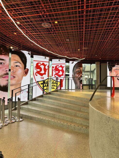 Treppenaufgang mit LED-Handläufen und großformatiger VfB-Stuttgart-Wandgrafik in der MHP-Arena