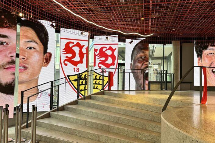 Treppenaufgang mit LED-Handläufen und großformatiger VfB-Stuttgart-Wandgrafik in der MHP-Arena