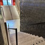 Blick auf zwei versetzte Treppenanlagen mit schlichten Flachstahl-Handläufen in der MHP-Arena Stuttgart