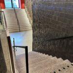 Blick auf zwei versetzte Treppenanlagen mit schlichten Flachstahl-Handläufen in der MHP-Arena Stuttgart