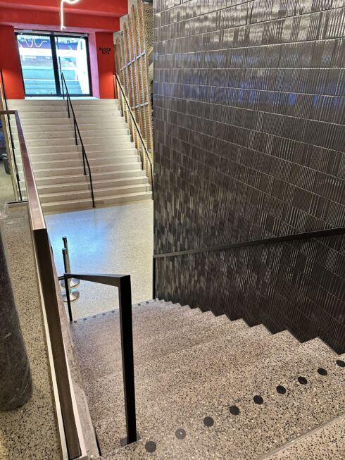 Blick auf zwei versetzte Treppenanlagen mit schlichten Flachstahl-Handläufen in der MHP-Arena Stuttgart