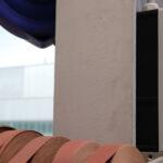 F30 Brandschutzbeschichtung auf Stahlstütze mit grober Struktur und sichtbarer Schichtdicke