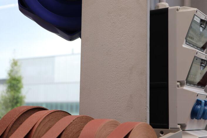 F30 Brandschutzbeschichtung auf Stahlstütze mit grober Struktur und sichtbarer Schichtdicke