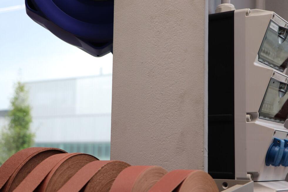 F30 Brandschutzbeschichtung auf Stahlstütze mit grober Struktur und sichtbarer Schichtdicke