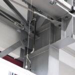 Stahlträger mit F30 Brandschutzbeschichtung und sichtbarer Schichtdicke im Deckenbereich