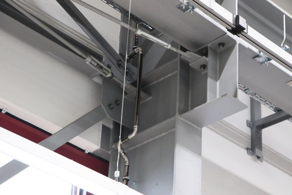 Stahlträger mit F30 Brandschutzbeschichtung und sichtbarer Schichtdicke im Deckenbereich