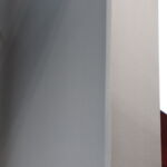 Detailaufnahme einer Stahlstütze mit F30 Brandschutzbeschichtung und charakteristischer Struktur