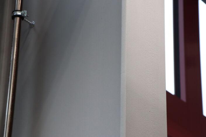 Detailaufnahme einer Stahlstütze mit F30 Brandschutzbeschichtung und charakteristischer Struktur