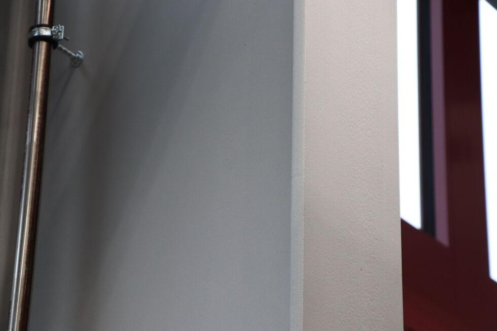 Detailaufnahme einer Stahlstütze mit F30 Brandschutzbeschichtung und charakteristischer Struktur