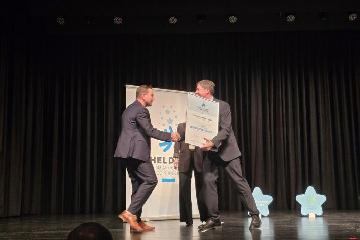 Preisverleihung bei der Heldenwahl 2025 – Vertreter von Stahlbau Nägele im Handshake mit dem Laudator