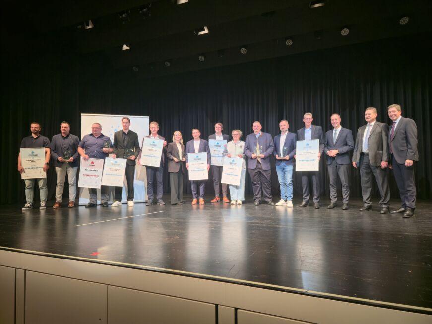 Alle Erstplatzierten der Heldenwahl 2025 im Landkreis Göppingen auf der Bühne