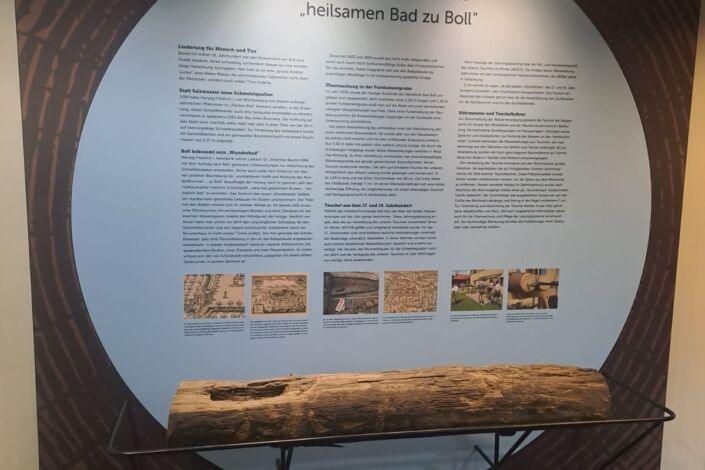 Historischer Teuchel aus dem „heilsamen Bad zu Boll“ im Foyer des Kurhauses Bad Boll. Das Fundstück liegt auf einer gebogenen Rundstahl-Unterkonstruktion von Stahlbau Nägele.