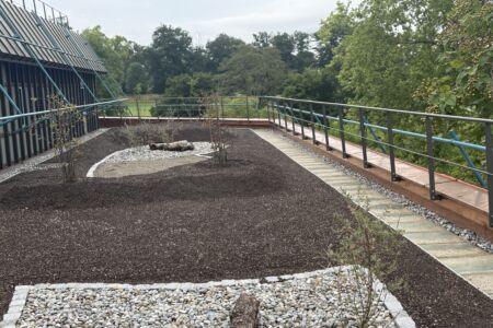 Dachrandgeländer aus pulverbeschichtetem Stahl am Museum am Löwentor in Stuttgart
