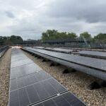 Stahlgeländer entlang der Dachfläche mit Photovoltaikanlage am Museum am Löwentor