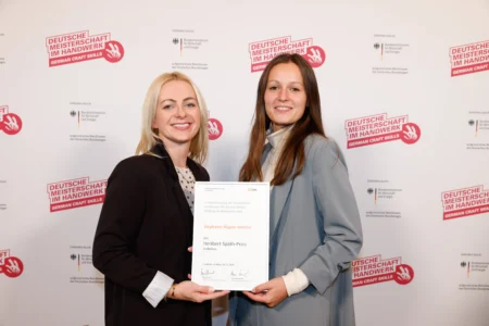 Preisträgerin des Heribert Späth Preises 2025 mit Urkunde bei der Deutschen Meisterschaft im Handwerk.