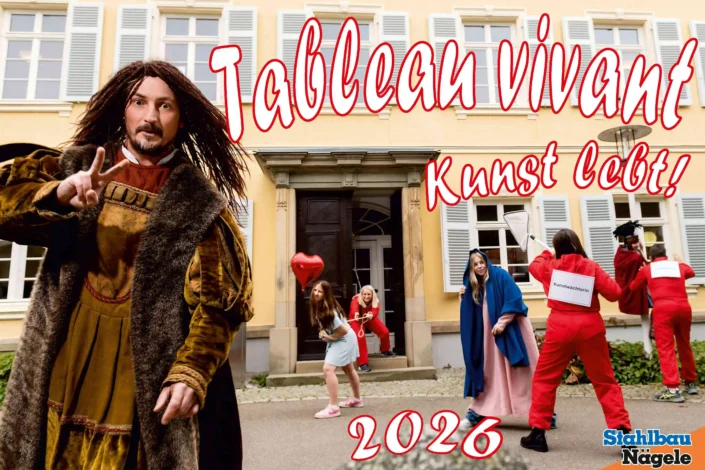 Deckblatt Kalender 2026 Tableau vivant Kunst lebt, historische Figuren und Kunstwächter Szene vor Gebäude, großer Schriftzug „Tableau vivant“ und „Kunst lebt!“ sowie Jahreszahl 2026