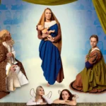 Tableau vivant zur Sixtinischen Madonna, zentrale Figur in blauem Gewand mit Kind im Arm, flankiert von zwei Personen, unten zwei Engel vor Vorhängen