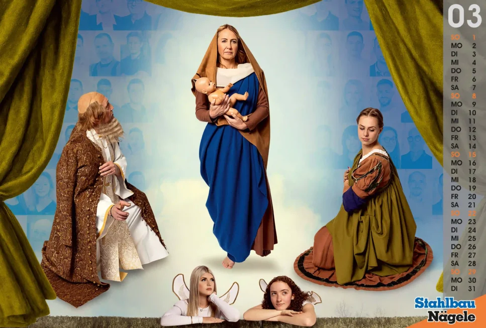 Tableau vivant zur Sixtinischen Madonna, zentrale Figur in blauem Gewand mit Kind im Arm, flankiert von zwei Personen, unten zwei Engel vor Vorhängen