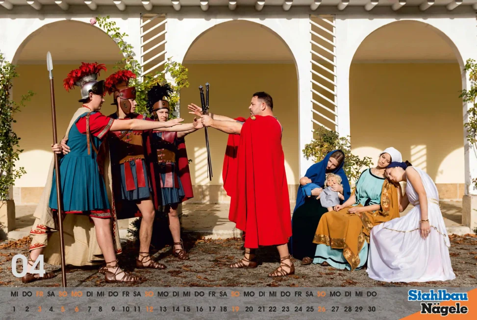 Tableau vivant zum Schwur der Horatier, drei Männer in römischen Rüstungen strecken die Arme aus, gegenüber steht eine Figur im roten Umhang mit Schwertern, rechts sitzen trauernde Frauen