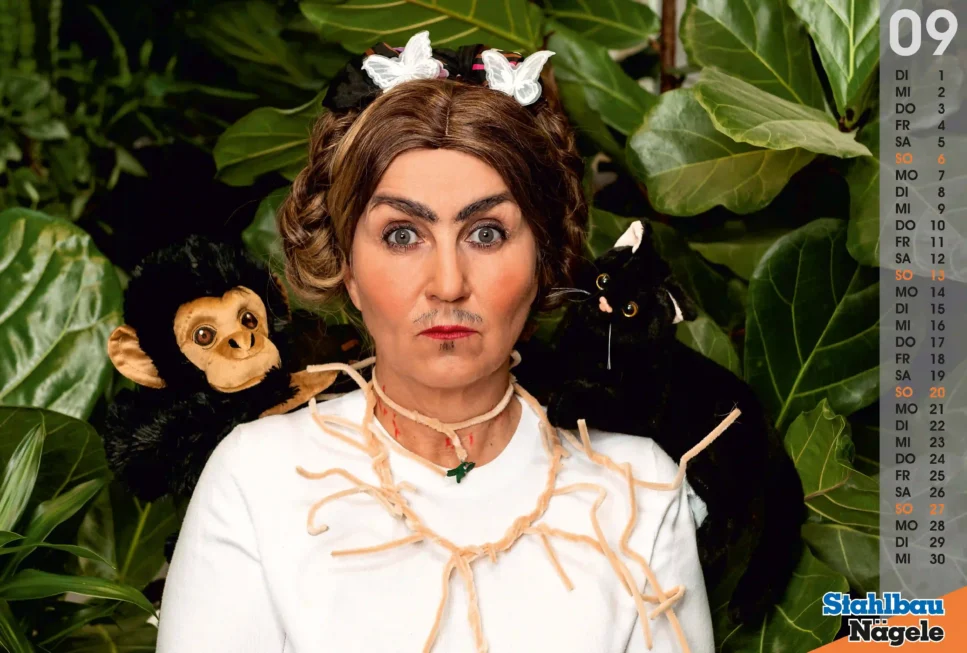 Tableau vivant Selbstbildnis mit Dornenhalsband, Person mit geflochtenem Haar und starkem Blick vor dichtem Blätterhintergrund, Affe links und schwarze Katze rechts als Requisiten