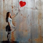 Tableau vivant Girl with balloon, Frau streckt die Hand nach rotem Herzballon aus vor rostiger Metallwand, Ballon schwebt nach oben