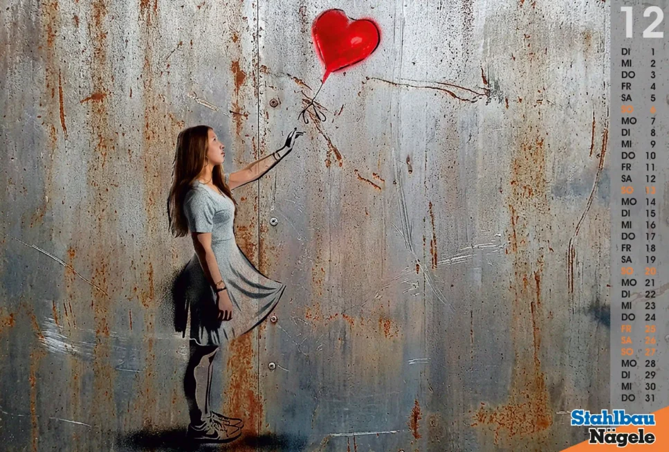 Tableau vivant Girl with balloon, Frau streckt die Hand nach rotem Herzballon aus vor rostiger Metallwand, Ballon schwebt nach oben