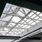 Stahltragwerk mit Oberlicht im Dachbereich eines modernen Lager und Bürogebäudes