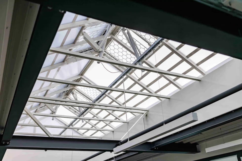 Stahltragwerk mit Oberlicht im Dachbereich eines modernen Lager und Bürogebäudes