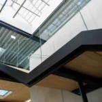 Galerie aus Stahl mit Glasgeländer im Bürobereich eines modernen Lagergebäudes