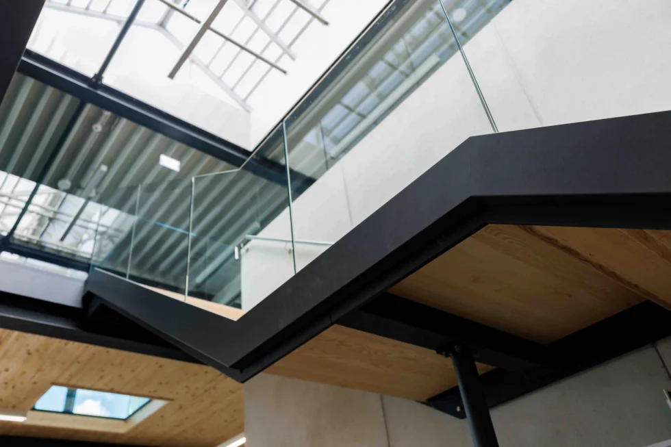 Galerie aus Stahl mit Glasgeländer im Bürobereich eines modernen Lagergebäudes