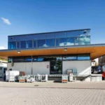 Außenansicht eines modernen Lager und Bürogebäudes mit Glasfassade und Stahlkonstruktion