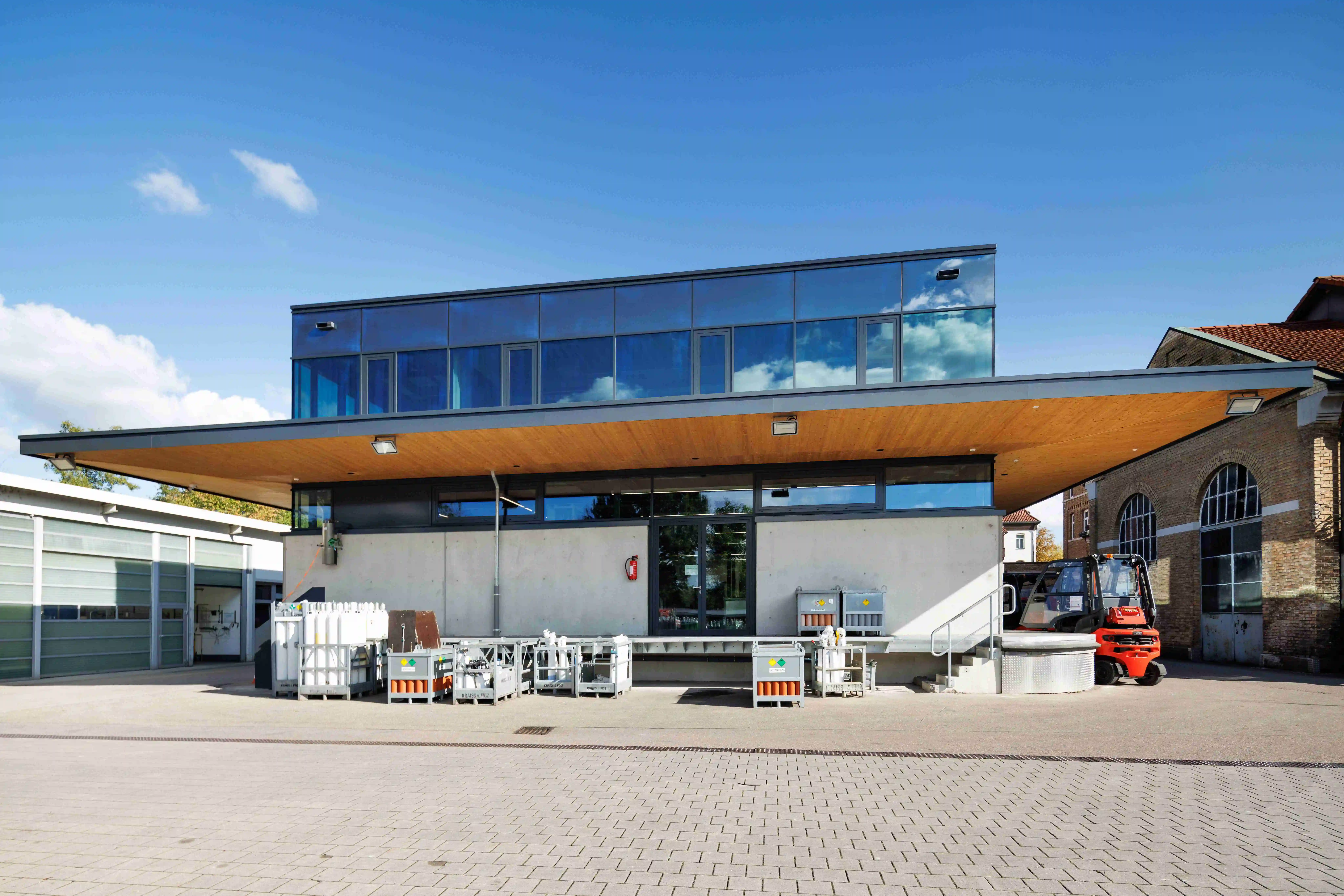 Außenansicht eines modernen Lager und Bürogebäudes mit Glasfassade und Stahlkonstruktion