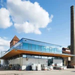 Modernes Lager und Bürogebäude mit Glasfassade und auskragendem Dach