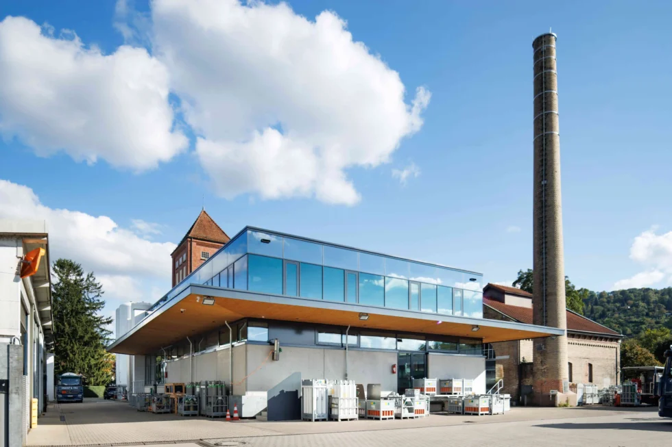 Modernes Lager und Bürogebäude mit Glasfassade und auskragendem Dach