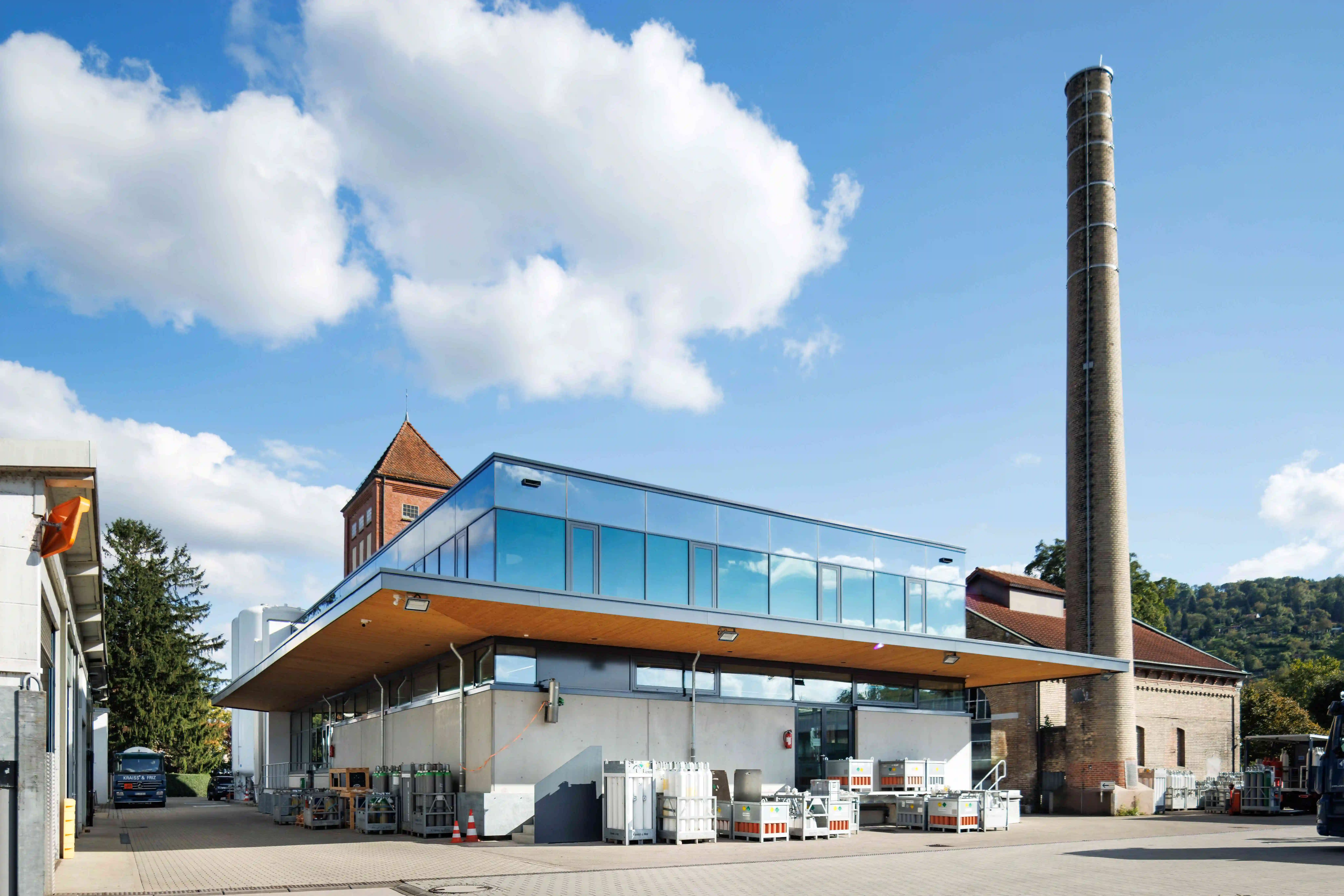 Modernes Lager und Bürogebäude mit Glasfassade und auskragendem Dach