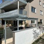 Stahl Überdachung mit Glas über Briefkastenanlage im Eingangsbereich eines Mehrfamilienhauses