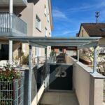 Stahl Überdachung mit Glas über Eingangsbereich und Briefkastenanlage eines Wohnhauses