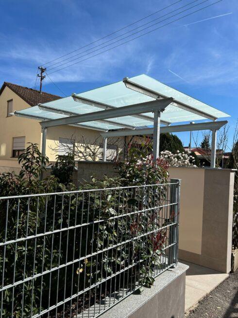 Stahl Überdachung mit Glasdach im Außenbereich mit feuerverzinkter Stahlkonstruktion