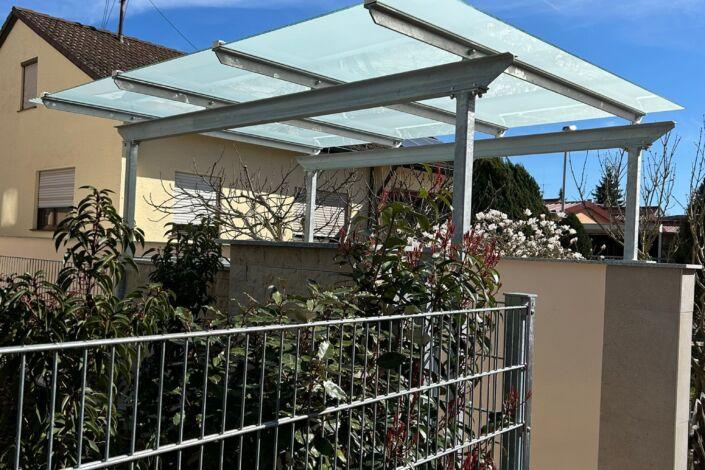 Stahl Überdachung mit Glasdach im Außenbereich mit feuerverzinkter Stahlkonstruktion