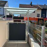 Eingangsbereich mit Stahl Überdachung und Glasdach vor Briefkastenanlage