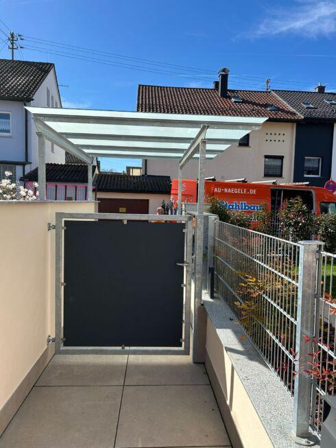 Eingangsbereich mit Stahl Überdachung und Glasdach vor Briefkastenanlage