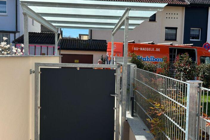 Eingangsbereich mit Stahl Überdachung und Glasdach vor Briefkastenanlage