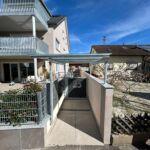 Stahl Überdachung mit Glas über Eingangsbereich und Briefkastenanlage eines Wohnhauses